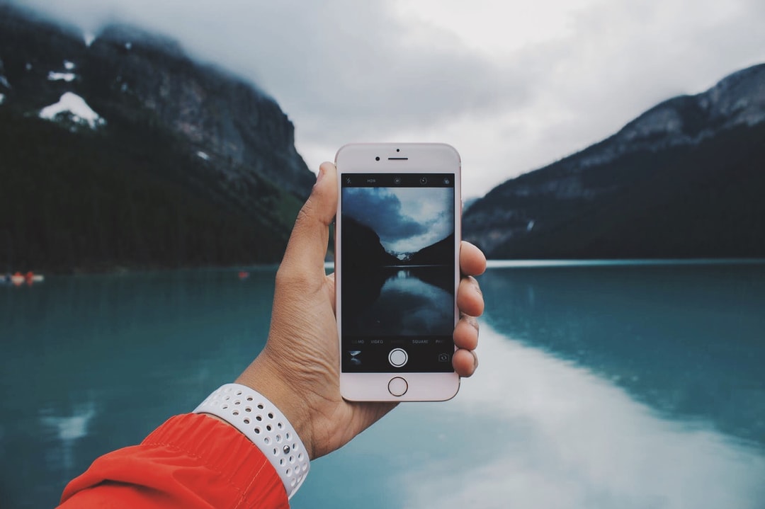 Unsplash Image iPhone boven water in fjord